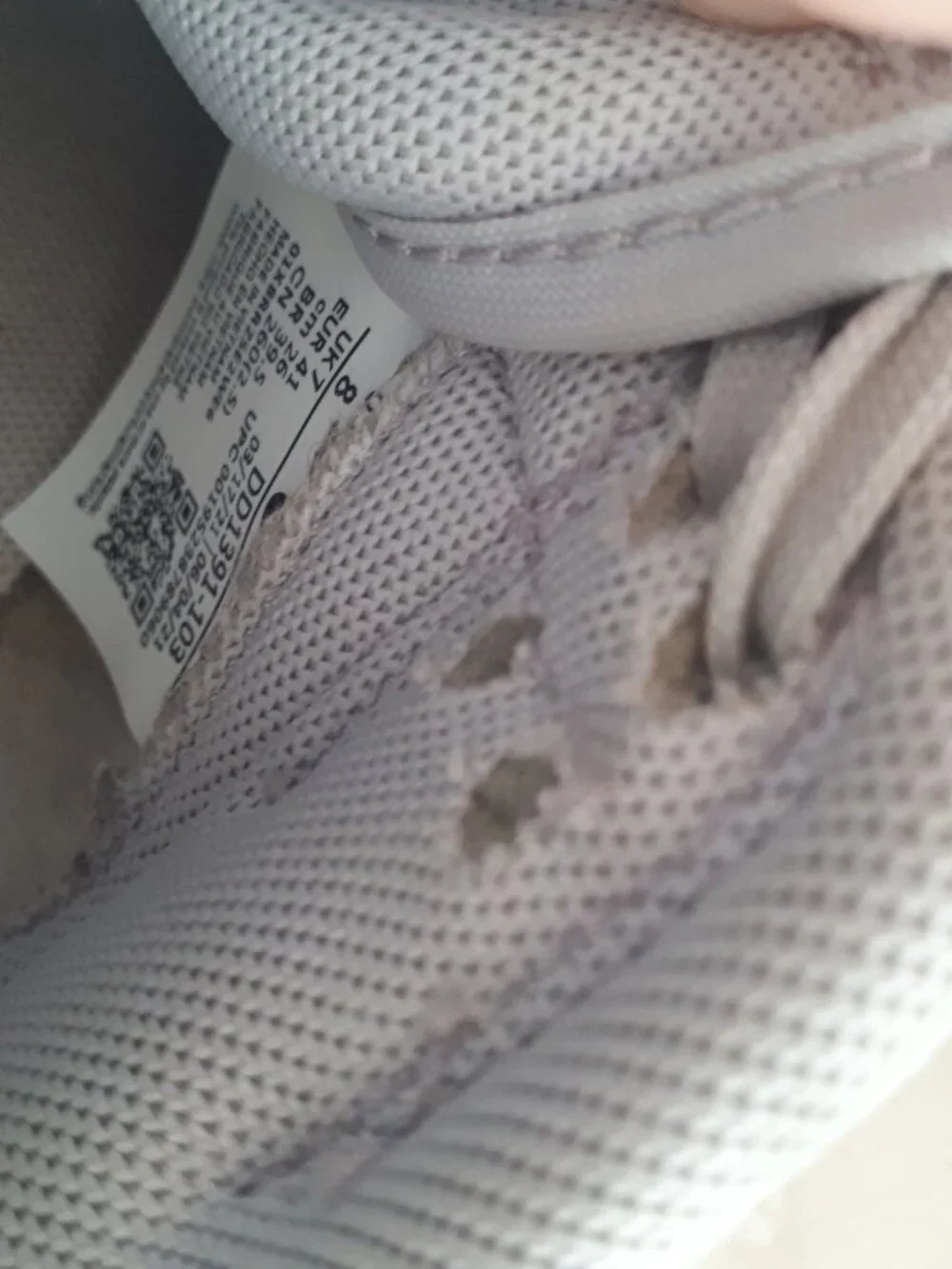 Nike sneakers size 8 - Picture 2 of 4